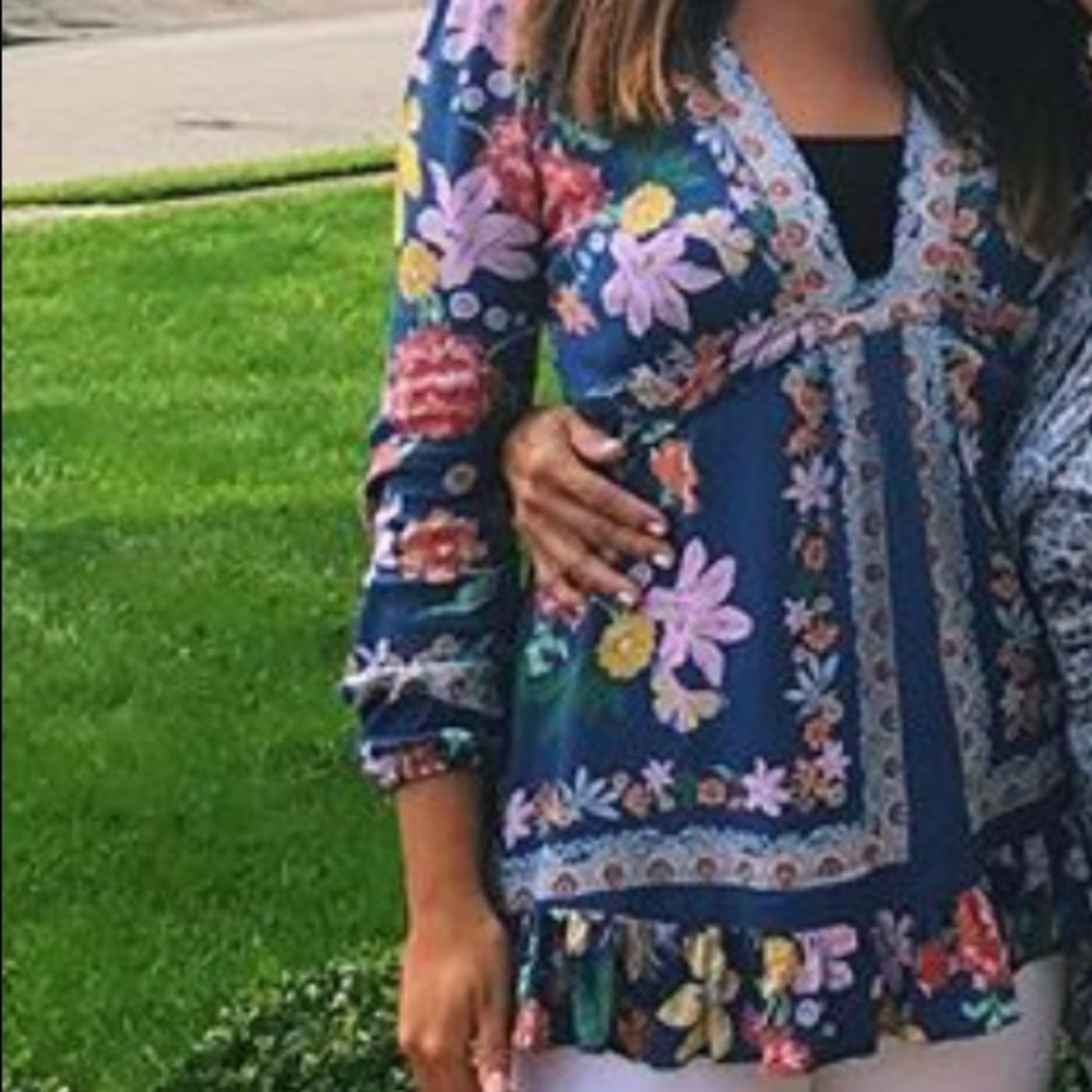 Beautiful flower print v neck top - Picture 2 of 2